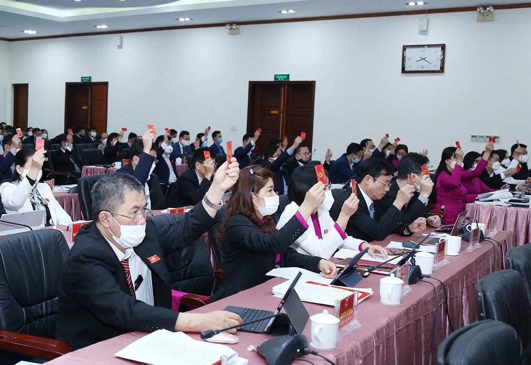 Đại biểu biểu quyết nhất trí thành lập Sở Du lịch tại kỳ họp thứ Ba, HĐND tỉnh khoá XVI.