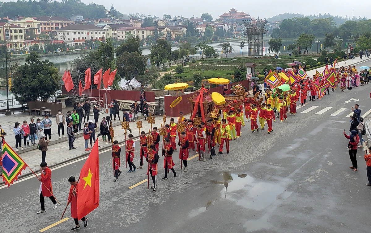 Rước kiệu trong tín ngưỡng thờ Mẫu tại Carnaval đường phố Sa Pa.