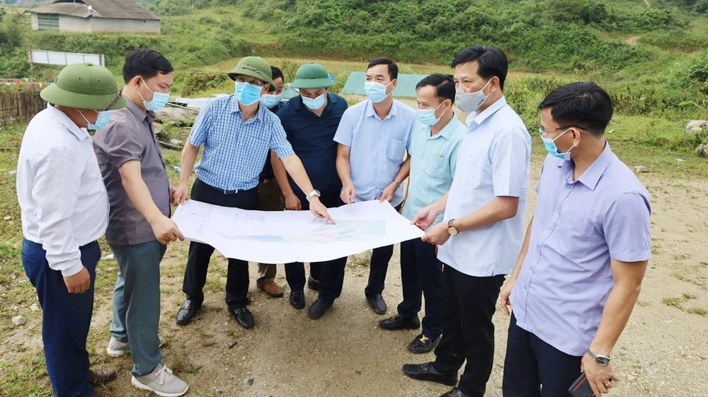 Lãnh đạo tỉnh kiểm tra khu vực sắp xếp dân cư tại xã Phìn Ngan.