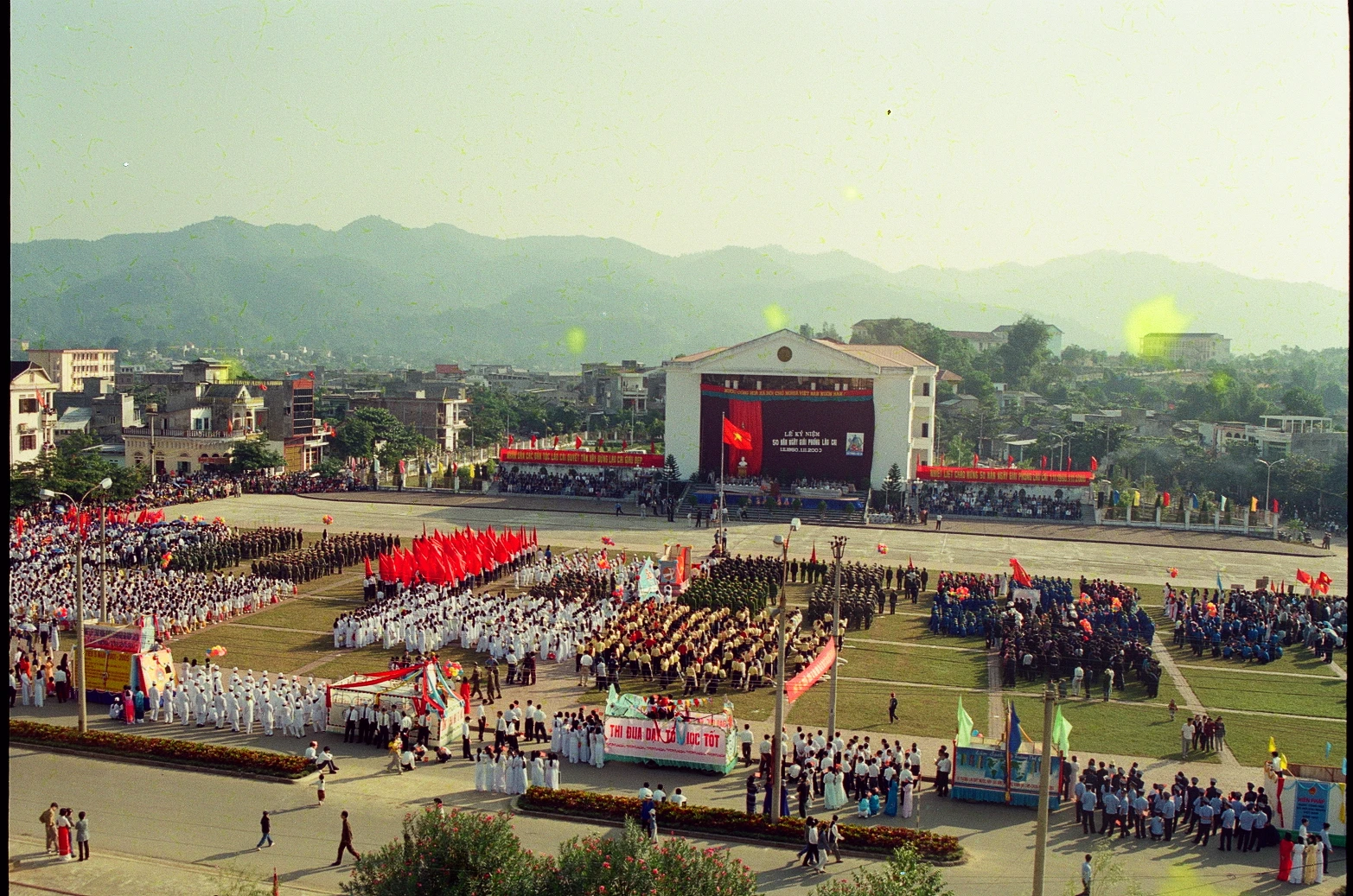 Lễ kỷ niệm 50 năm ngày giải phóng Lào Cai. Một dãy phố trên đường Hoàng Liên năm 2000. Thi công xây dựng cầu Hồ Kiều năm 2001. Đường Hoàng Liên năm 2001. Thi công Đại lộ Trần Hưng Đạo năm 2003.