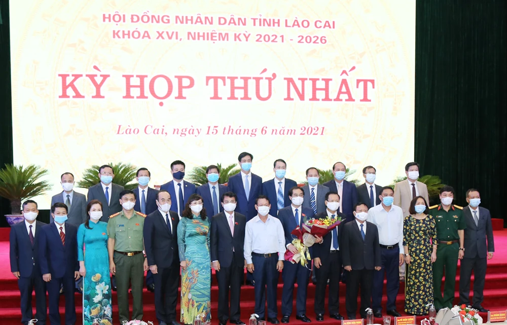 Thường trực Tỉnh ủy, HĐND tỉnh tặng hoa chúc mừng các đồng chí được bầu giữ chức danh Chủ tịch, Phó Chủ tịch UBND tỉnh Lào Cai nhiệm kỳ 2021 - 2026, tại Kỳ họp thứ Nhất HĐND tỉnh khóa XVI.