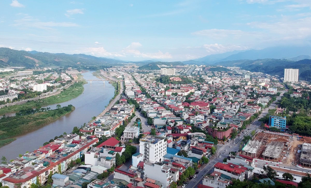 Thành phố Lào Cai được phát triển cân đối dọc sông Hồng.