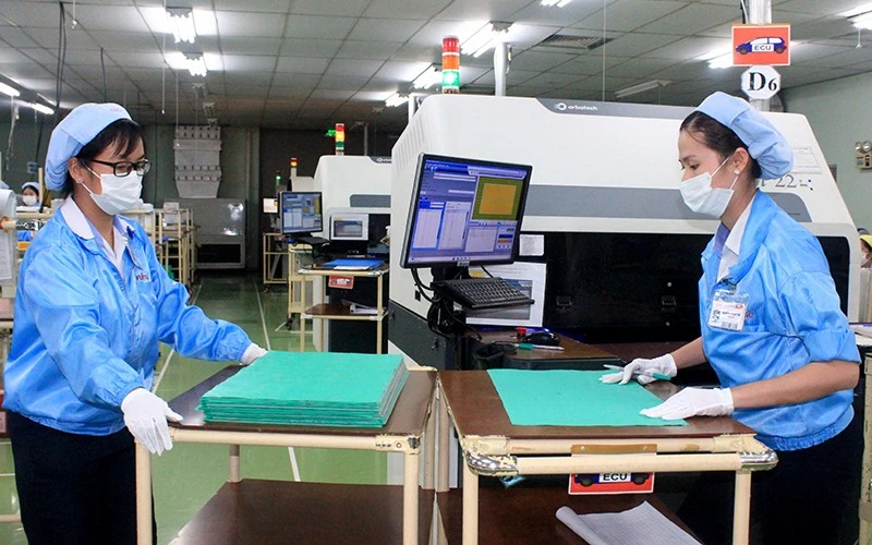 Công nhân Khu công nghiệp Biên Hòa 2 (Ðồng Nai) trong ca sản xuất.