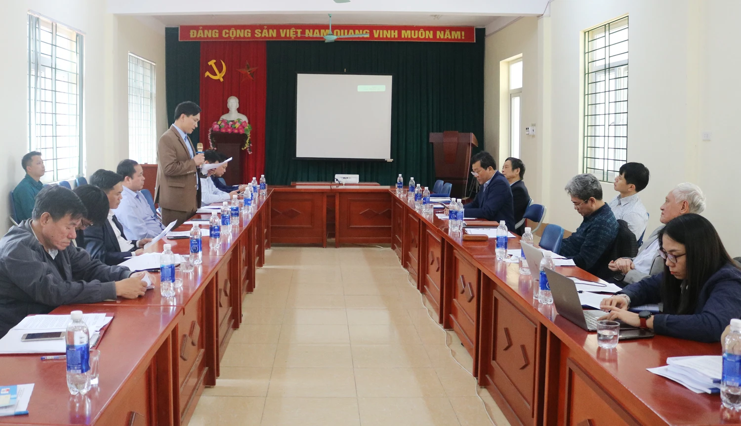 Quang cảnh buổi họp đánh giá.