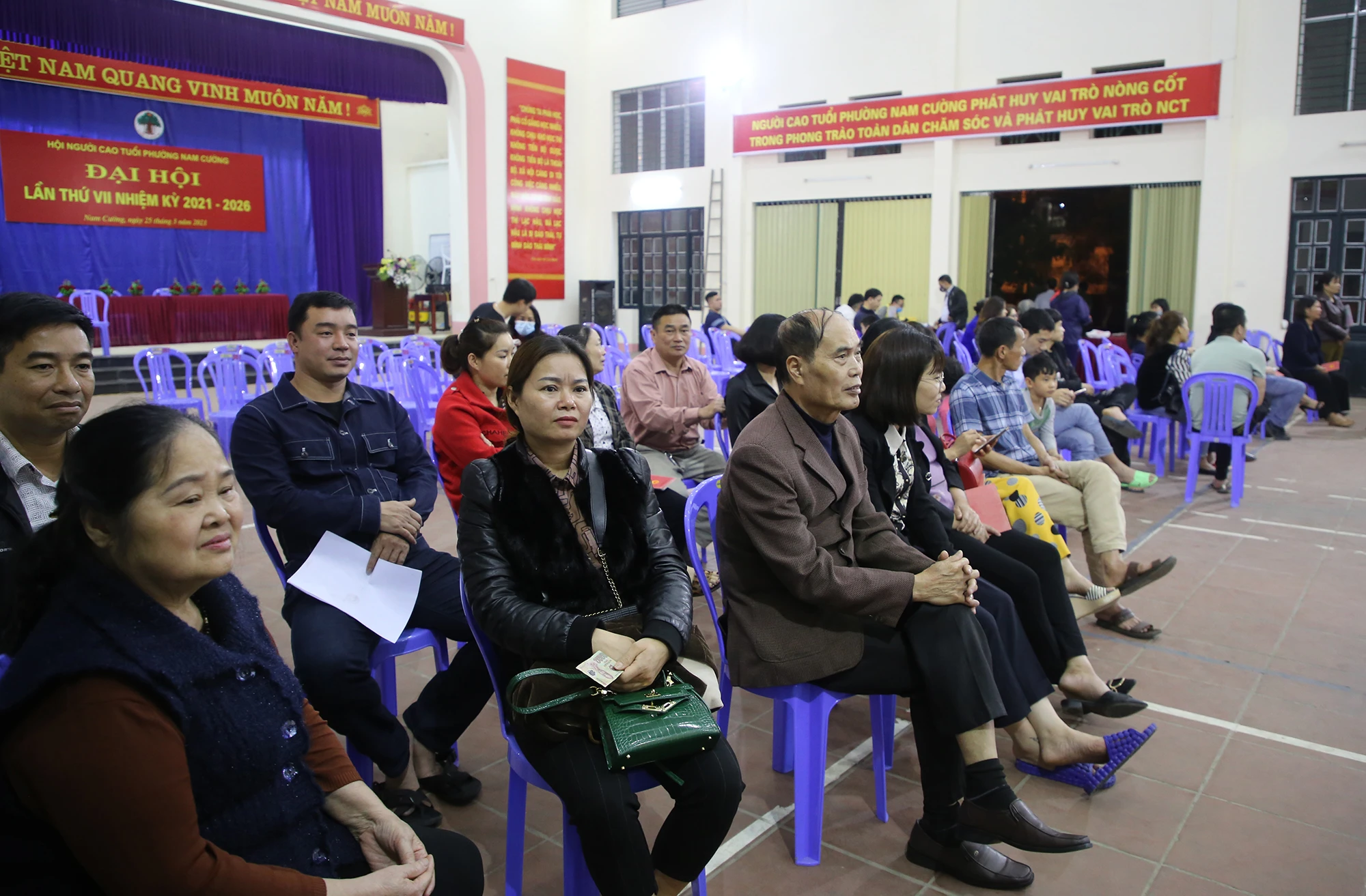 Người dân ngồi chờ đến lượt làm thủ tục cấp căn cước công dân.