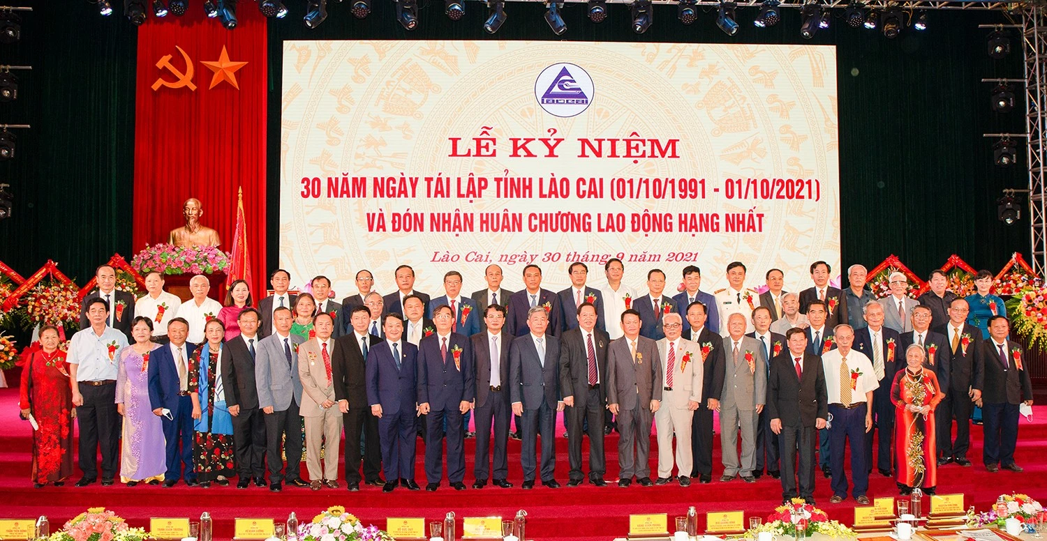 Các đại biểu dự Lễ kỷ niệm chụp ảnh lưu niệm.
