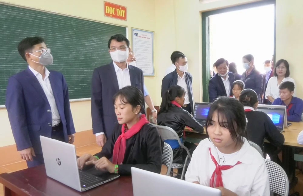Những máy tinh mới được lắp đặt cho học sinh học tập.