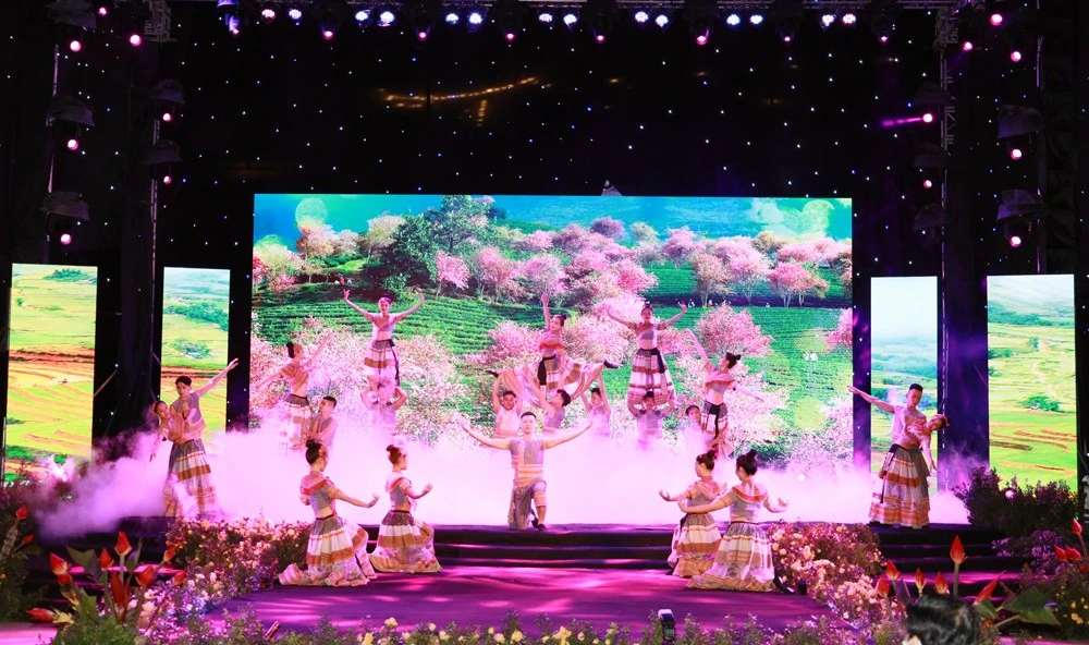 Biểu diễn văn nghệ trong chương trình “Tinh hoa Tây Bắc - hương sắc Lào Cai”. Ảnh: Đức Phương
