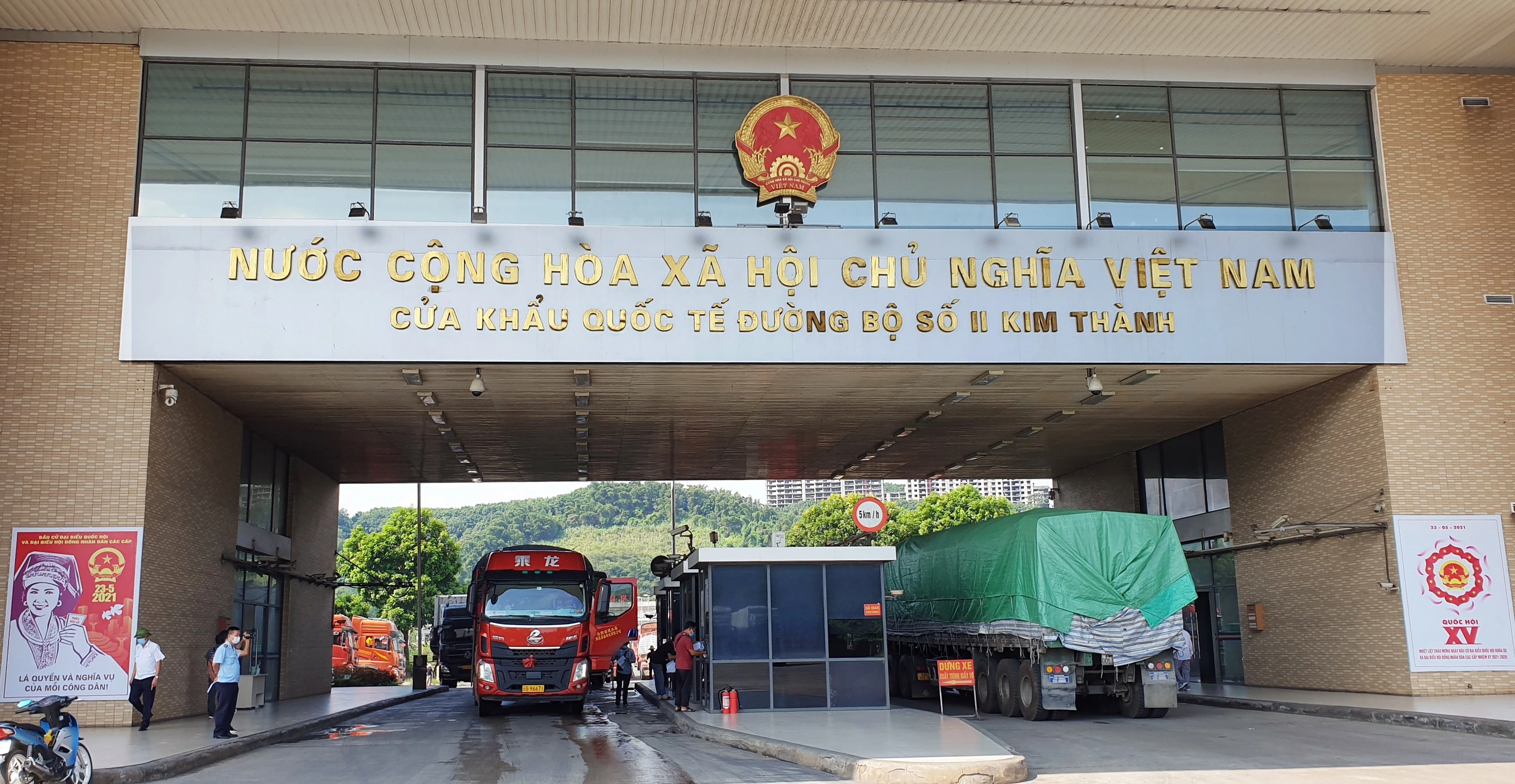 Hoạt động xuất- nhập khẩu qua Cửa khẩu Quốc tế đường bộ số II Kim Thành nhộn nhịp.