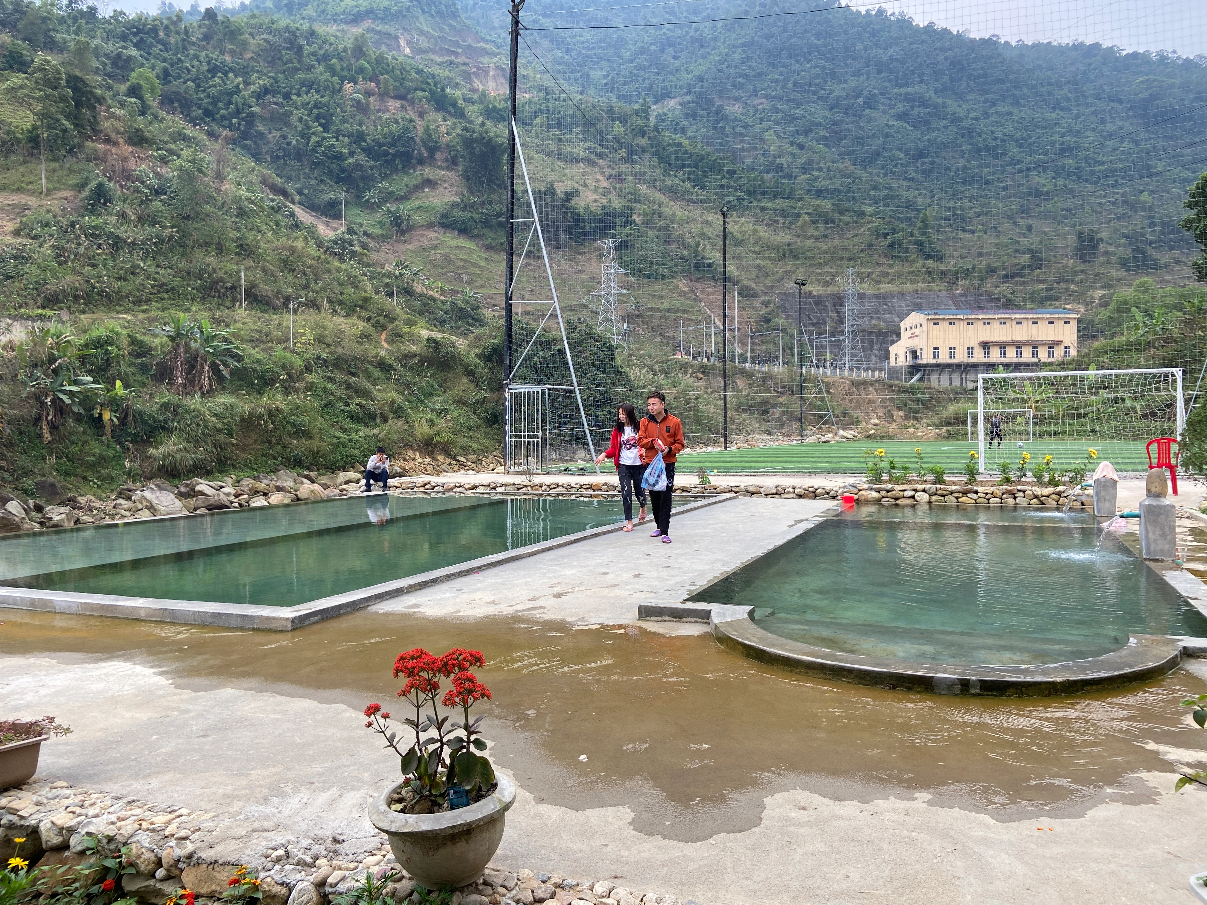Khu bể tắm khoáng nóng được người dân Bản Hồ tự đầu tư