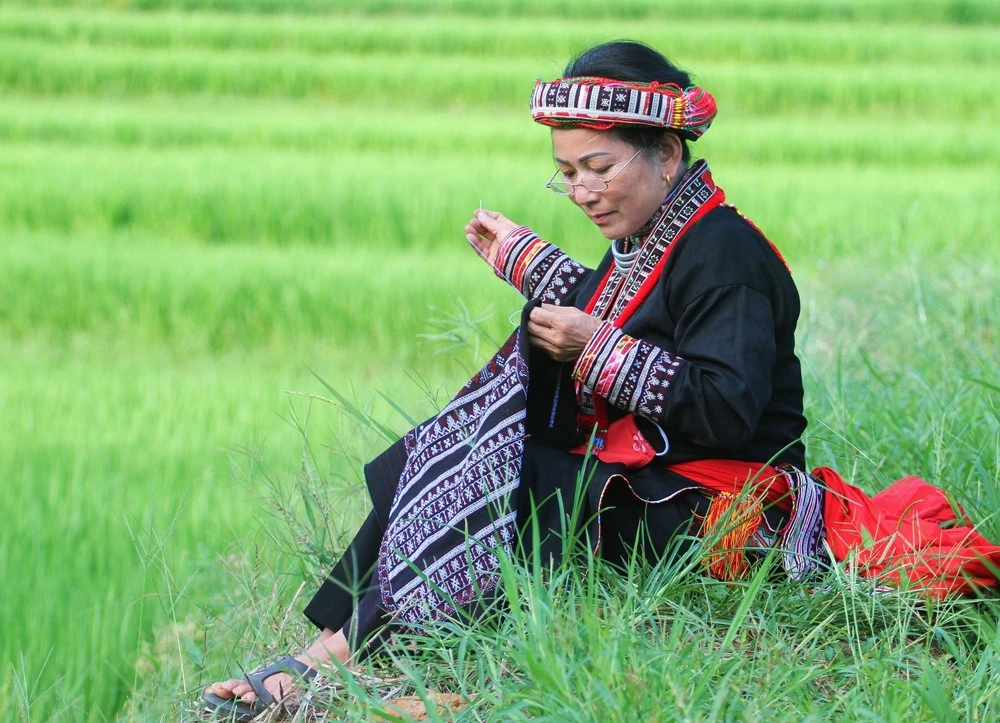 Bà Lý Thị Kiều biết thêu thổ cẩm từ năm 10 tuổi. Ảnh : Nguyên Vũ (Bảo Hà – Bảo Yên)