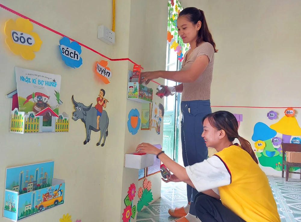 Các cô giáo điểm trường mầm non Séo Phìn Than chuẩn bị cho năm học mới.