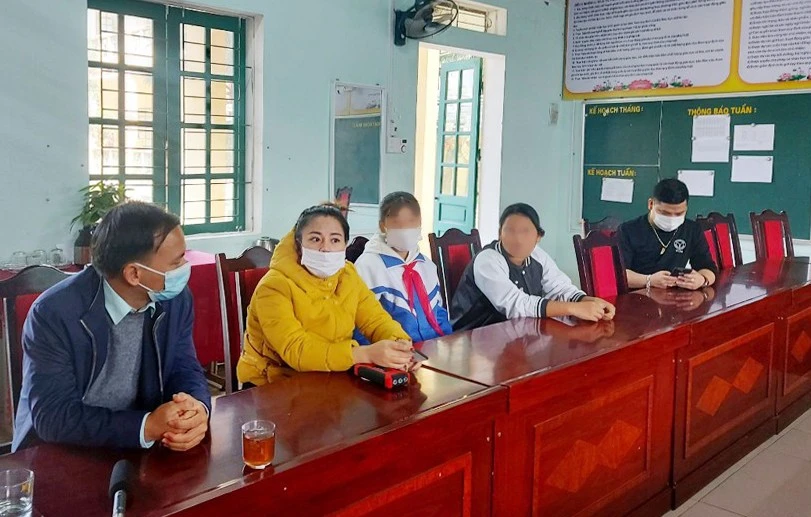 Em T.D.H ( áo xanh, ngồi giữa) cùng gia đình báo cáo sự việc với Ban Giám hiệu Trường THCS xã Thống Nhất.