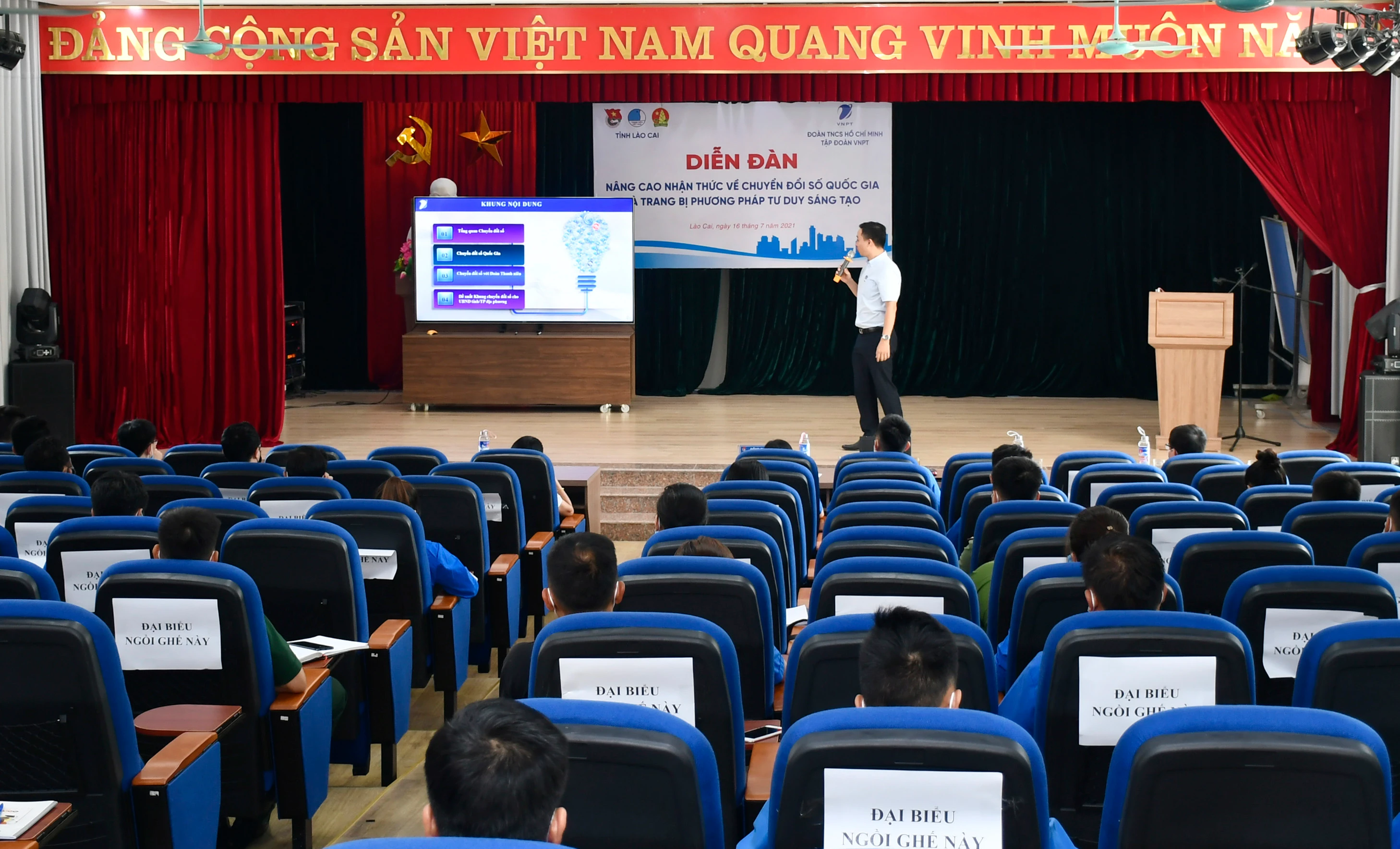 Quang cảnh diễn đàn.