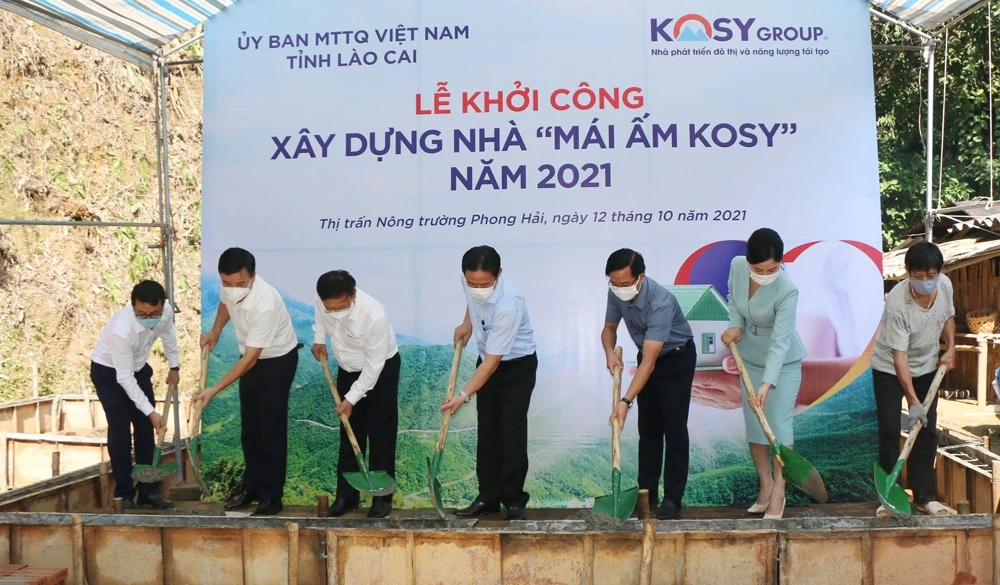Các đại biểu khởi công xây dựng nhà "Mái ấm Kosy" đầu tiên.