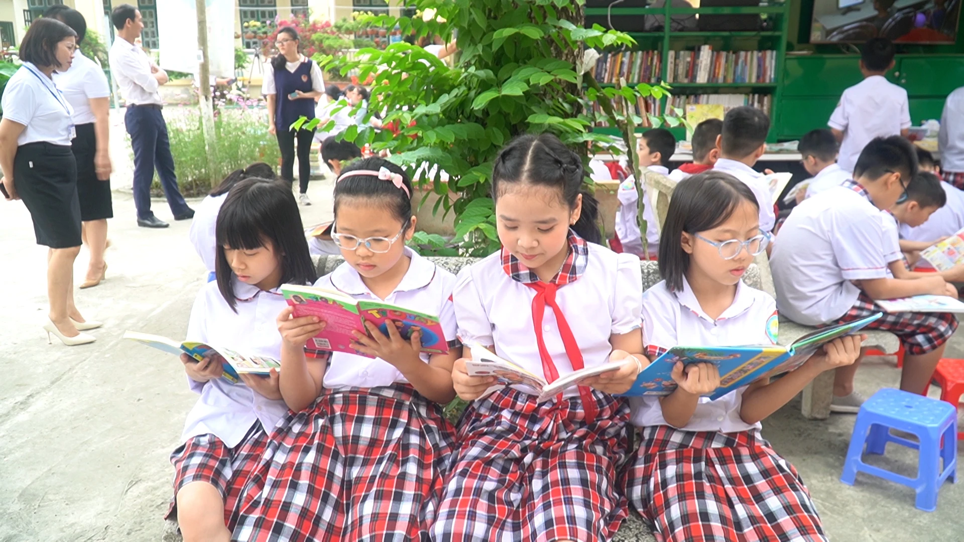 Học sinh đọc sách tại ngày hội.