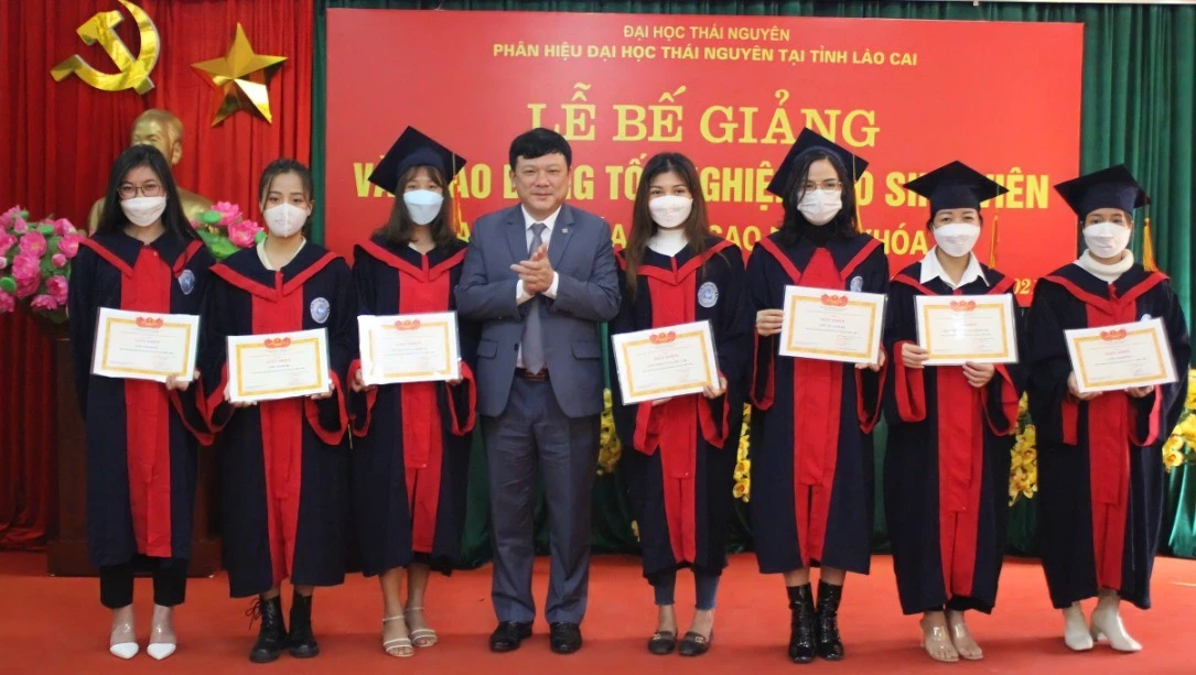 Khen thưởng cho 15 sinh viên có thành tích xuất sắc.