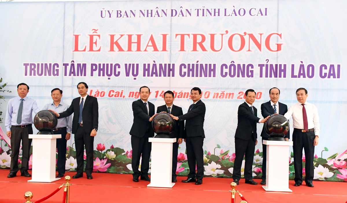 Các đồng chí lãnh đạo tỉnh nhấn nút khai trương Trung tâm Phục vụ hành chính công tỉnh Lào Cai.