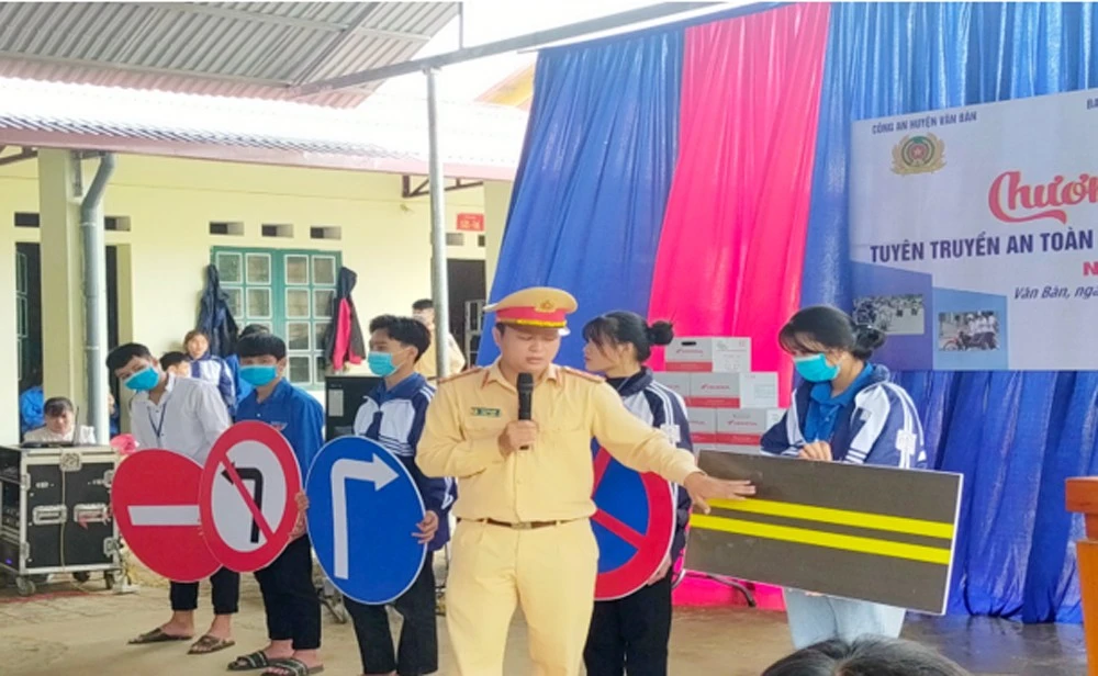 Hướng dẫn học sinh nhận biết các biển báo hiệu giao thông.