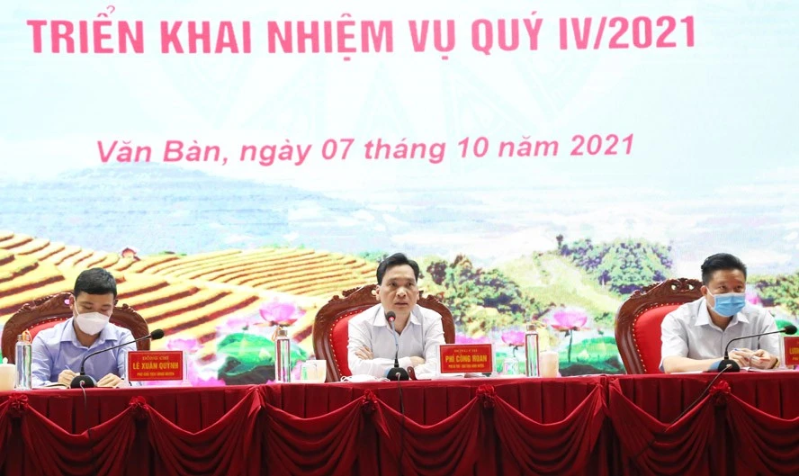 Thường trực UBND huyện chủ trì hội nghị.