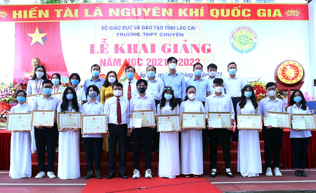 Các đồng chí lãnh đạo tỉnh, lãnh đạo các ngành trao Bằng khen của Bộ Giáo dục và Đào tạo, Bằng khen của tỉnh và chụp ảnh lưu niệm với các học sinh có thành tích cao trong học tập.