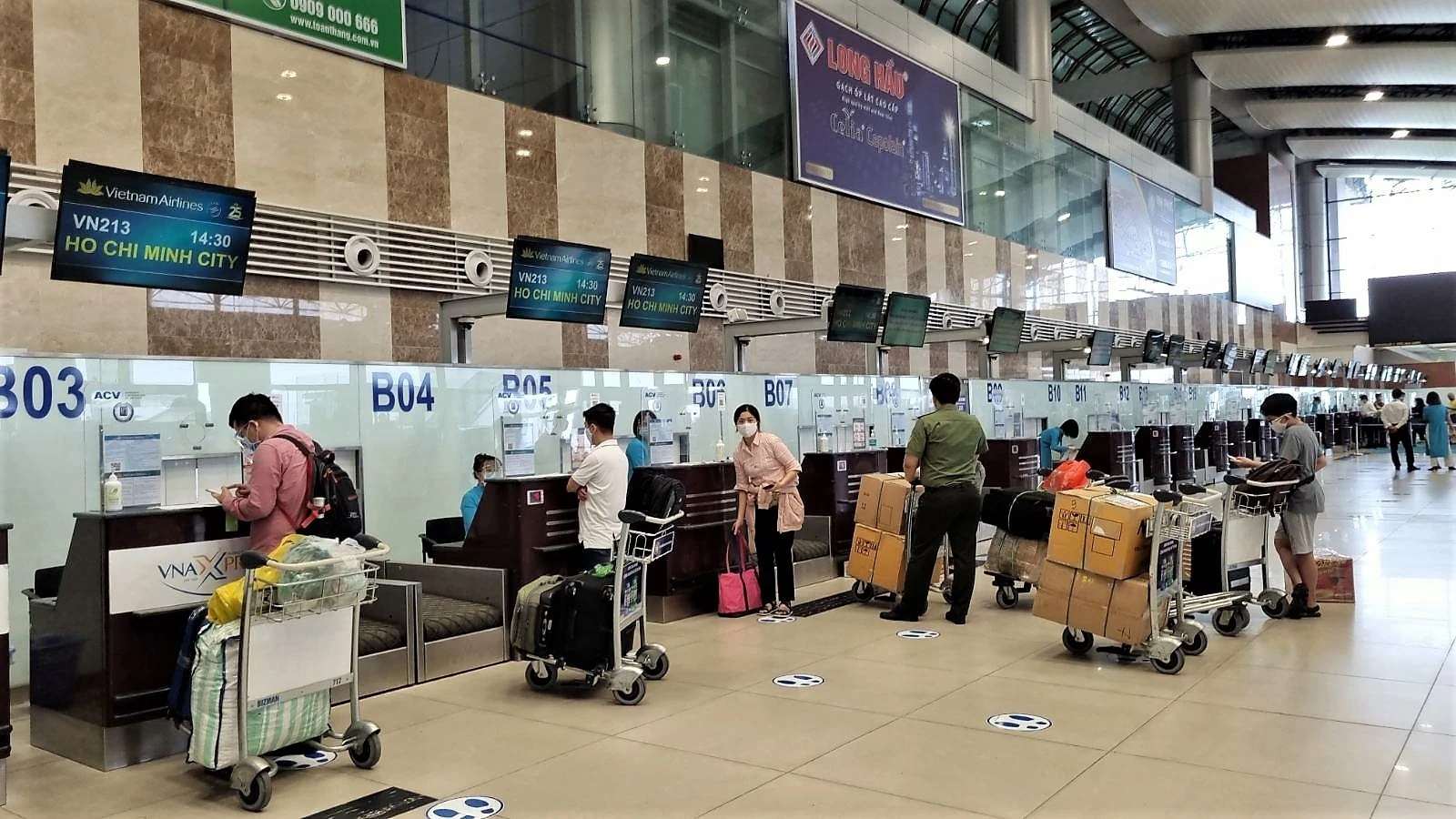 Hành khách khó đi máy bay vì quy định chống dịch mỗi nơi một kiểu ảnh 1