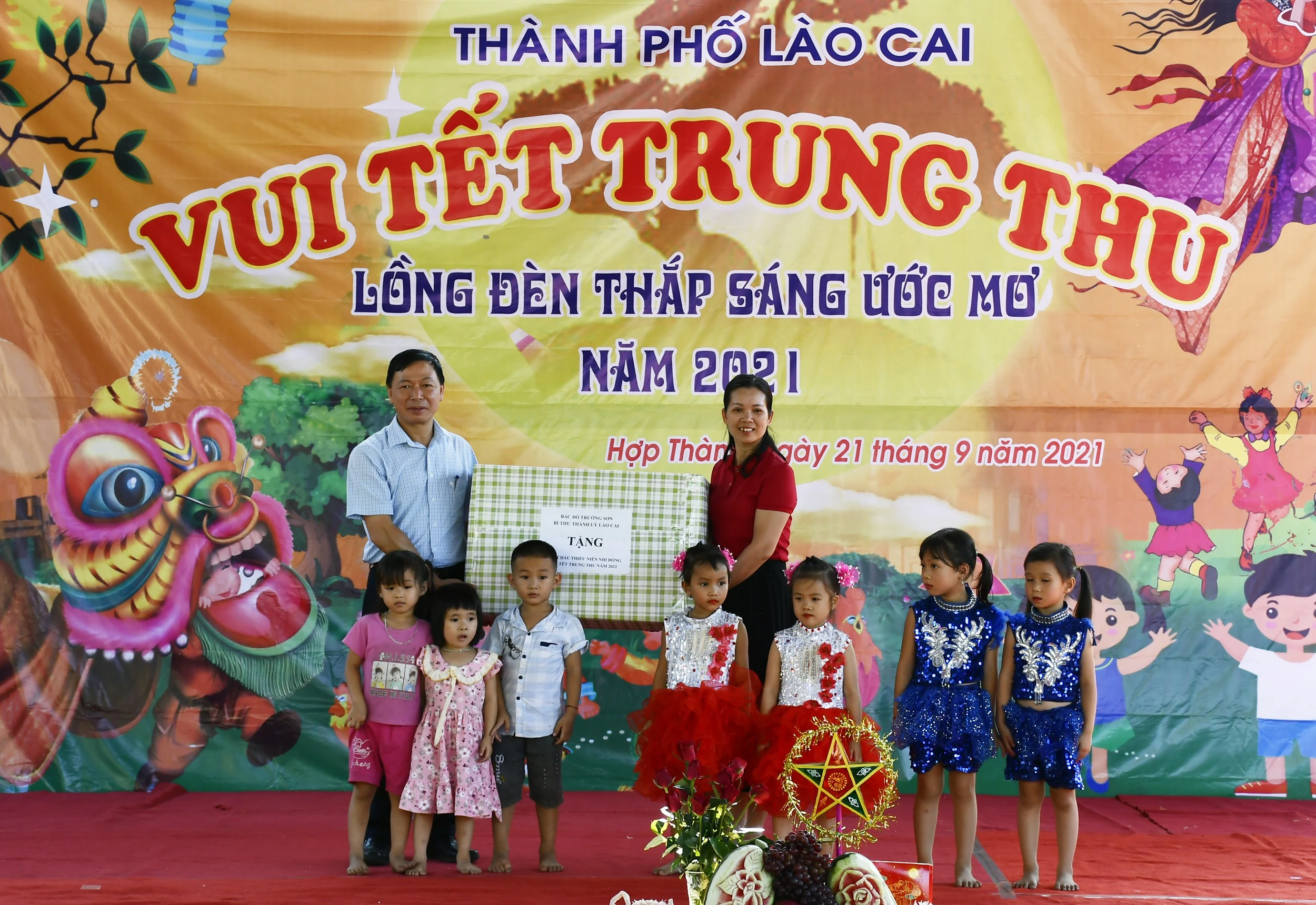 Bí thư Thành ủy Lào Cai Đỗ Trường Sơn tặng quà Điểm Trường Mầm non Nậm Rịa.