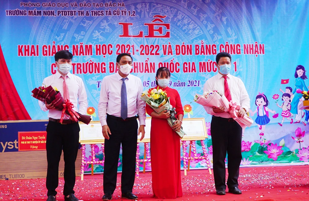 Phó Bí thư Tỉnh ủy Hoàng Giang tặng hoa các nhà trường.