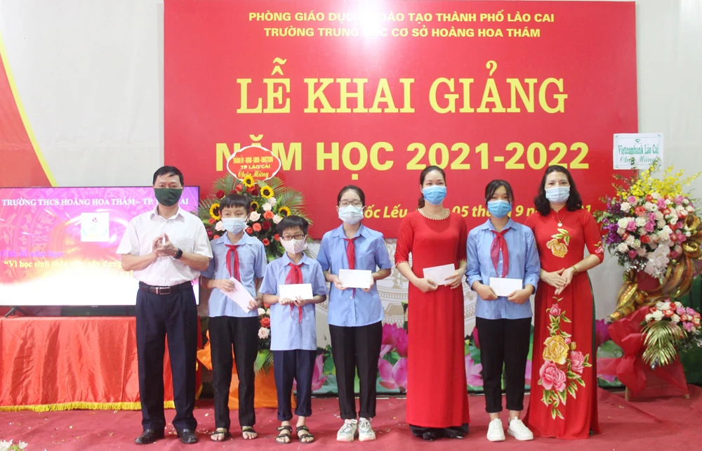 Trao quà cho học sinh có hoàn cảnh khó khăn, đạt thành tích cao trong học tập.
