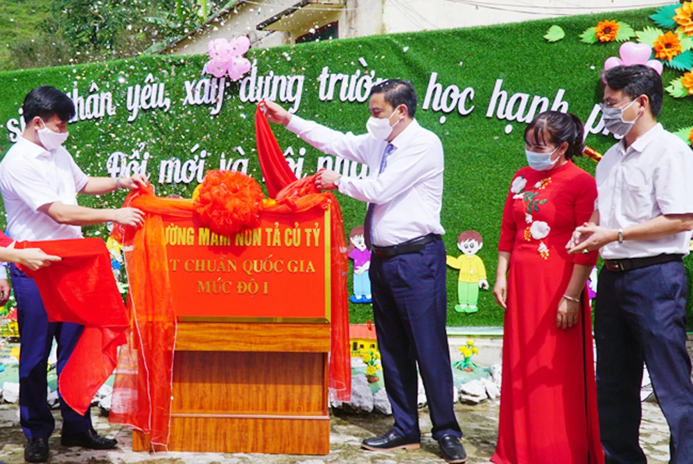 Gắn biển Trường Mầm non xã Tả Củ Tỷ đạt chuẩn quốc gia mức độ I.