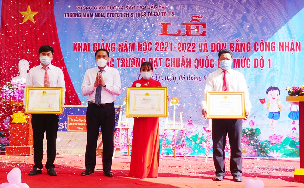 Phó Bí thư Tỉnh uỷ Hoàng Giang trao Bằng công nhận trường đạt chuẩn quốc gia mức độ I cho các trường học của xã Tả Củ Tỷ.