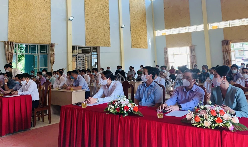 Các đại biểu tham dự lễ tiếp nhận hỗ trợ.