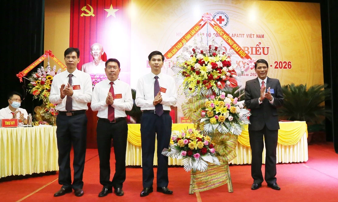 Lãnh đạo Hội Chữ thập đỏ tỉnh tặng lẵng hoa chúc mừng đại hội.