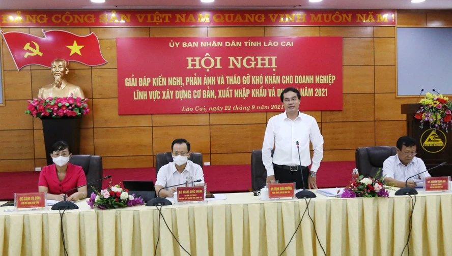 Các đồng chí Thường trực UBND tỉnh chủ trì hội nghị.