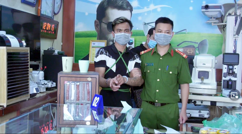 Đối tượng Lương Văn Thanh khai nhận hành vi trộm cắp tại cửa hàng đồng hồ - kính mắt Trường Giang.