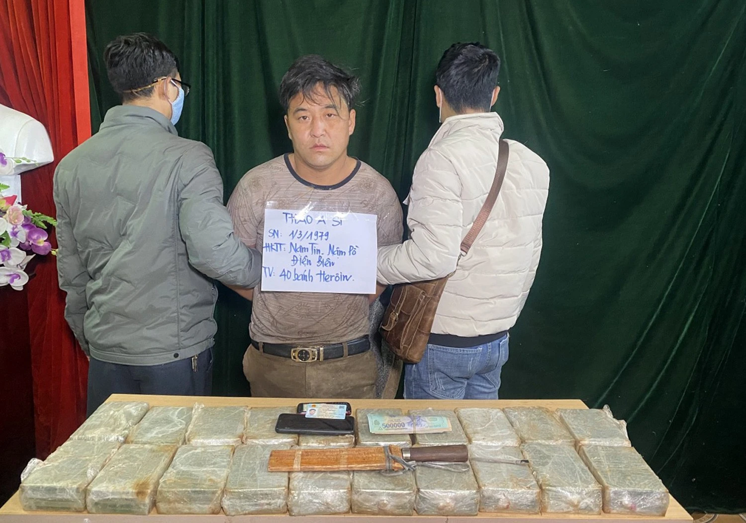 Công an tỉnh bắt 3 đối tượng, thu giữ 40 bánh heroin trong đường dây buôn bán ma túy xuyên quốc gia ảnh 1
