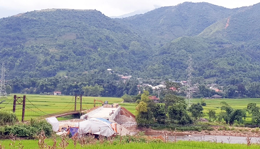 Hệ thống giao thông liên thôn trên địa bàn xã vẫn đang được hoàn thiện.