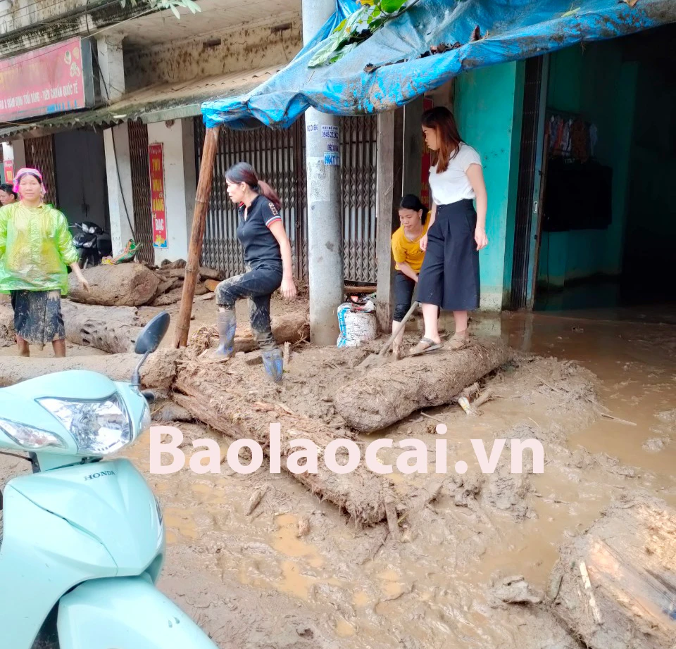 Lũ ống làm hư hỏng 25 nhà dân xã Minh Lương. Lũ ống khiến Quốc lộ 279, đoạn qua xã Minh Lương bị chia cắt hoàn toàn.