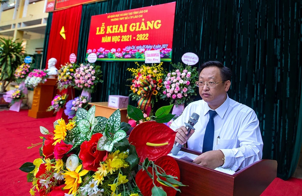 Chủ tịch Uỷ ban MTTQ Việt Nam tỉnh Lào Cai Giàng Seo Vần phát biểu tại Lễ khai giảng. Quang cảnh Lễ khai giảng năm học mới 2021 – 2022 tại Trường THPT số 4 thành phố Lào Cai.