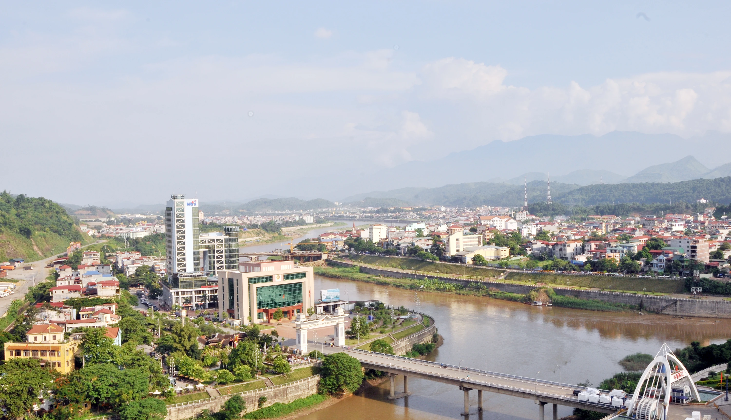 Cửa khẩu Lào Cai hôm nay đã trở thành tuyến hành lang kinh tế quan trọng phục vụ mục tiêu công nghiệp hóa, hiện đại hóa đất nước.
