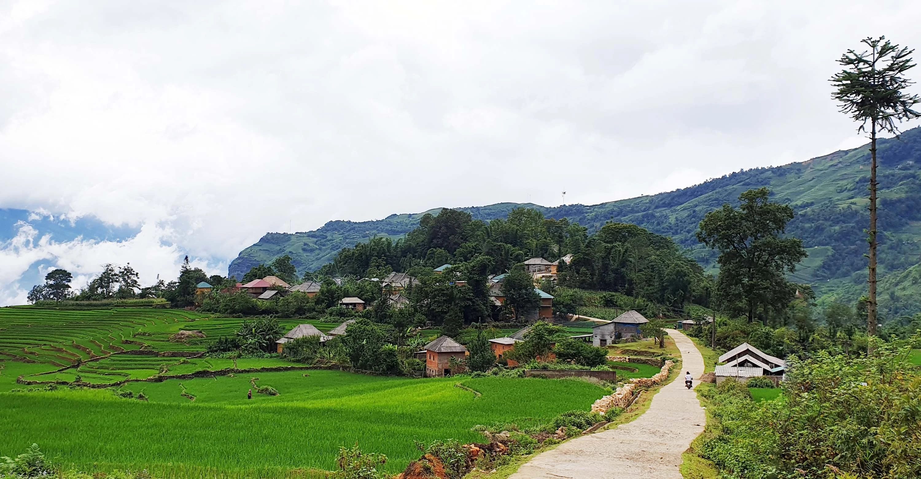 Hạ tầng giao thông được đầu tư phát triển tạo cú hích để vùng cao Lào Cai vươn lên xóa đói, giảm nghèo.