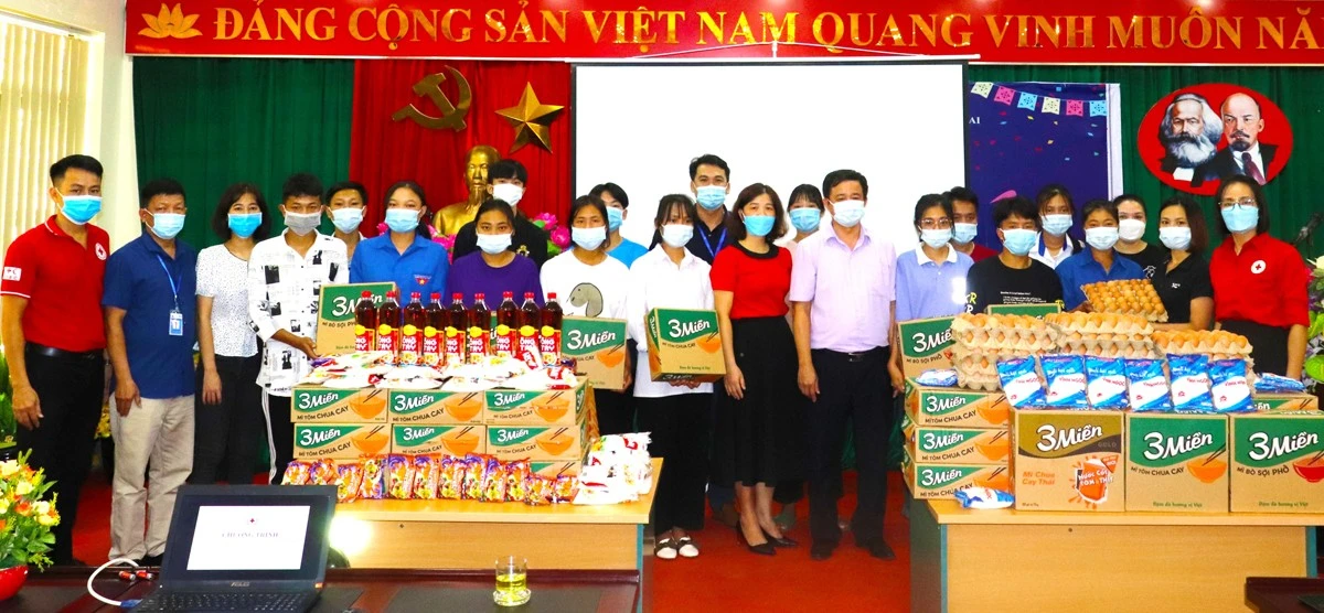 Nhiều phần quà ý nghĩa đã được trao cho sinh viên Phân hiệu Đại học Thái Nguyên tại Lào Cai.