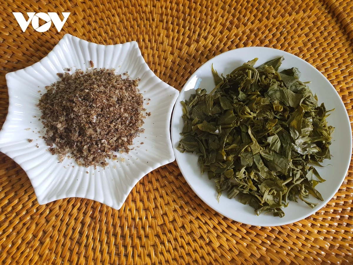 Rau sắn vắt bỏ nước trước khi chế biến. Cá suối băm nhỏ trước khi xào cùng rau sắn.