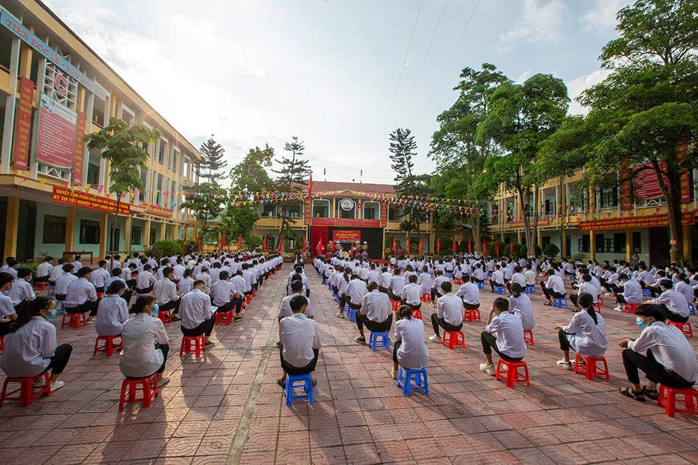 Chủ tịch Uỷ ban MTTQ Việt Nam tỉnh Lào Cai Giàng Seo Vần phát biểu tại Lễ khai giảng. Quang cảnh Lễ khai giảng năm học mới 2021 – 2022 tại Trường THPT số 4 thành phố Lào Cai.