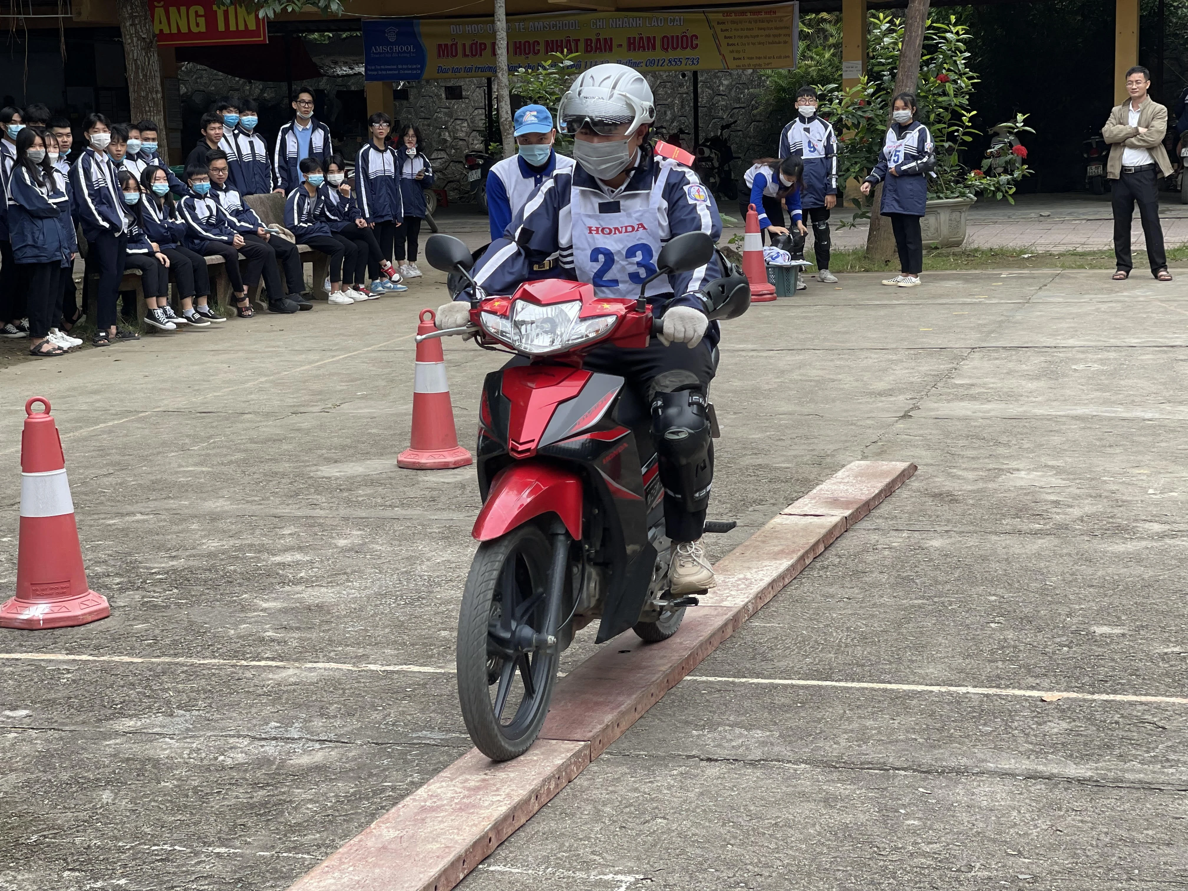 Tuyên truyền, giáo dục pháp luật về an toàn giao thông cho học sinh, sinh viên ảnh 3