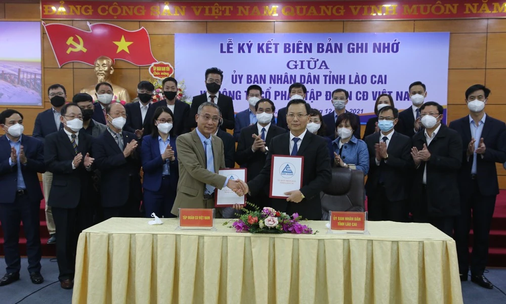 Ký kết biên bản ghi nhớ hợp tác giữa UBND tỉnh Lào Cai và Tập đoàn CĐ Việt Nam.