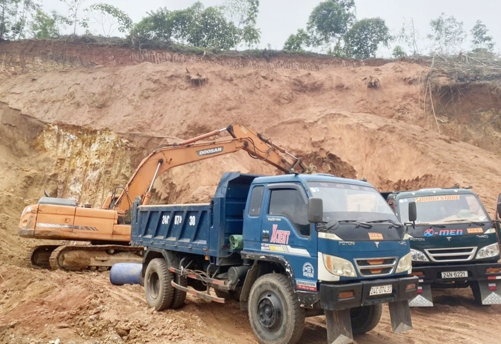 Các phương tiện xúc đất tại thửa đất số 350 (ảnh ông Trần Thái Dương cung cấp).