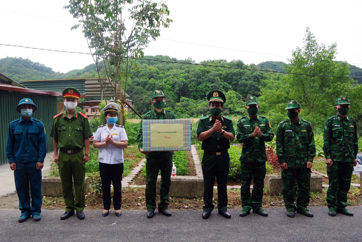 Tư lệnh Bộ đội Biên phòng kiểm tra công tác quản lý biên giới và phòng, chống dịch Covid-19 tại Lào Cai ảnh 2