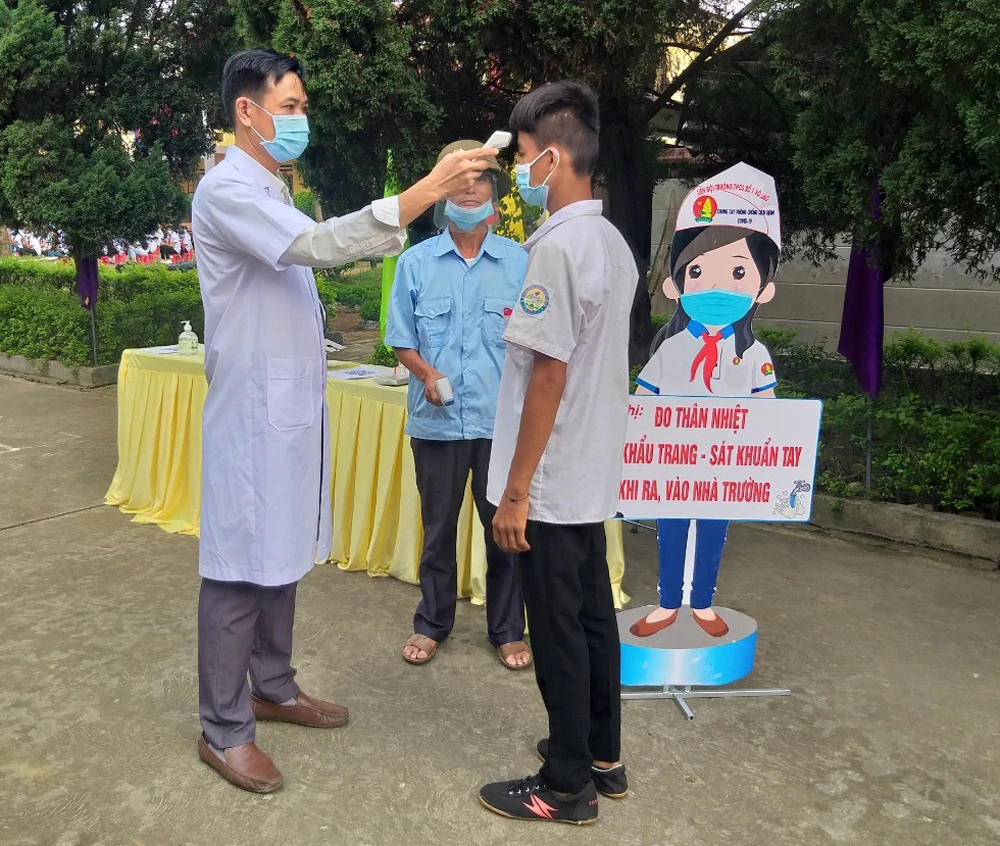 Chủ nhiệm Ủy ban Kiểm tra Tỉnh ủy Nguyễn Văn Phúc trao Bằng khen của Chủ tịch UBND tỉnh cho học sinh có thành tích xuất sắc trong học tập năm học 2020 - 2021. Tặng giấy khen cho những học sinh có thành tích xuất sắc. Kiểm tra thân nhiệt các học sinh trước khi vào trường dự lễ khai giảng năm học mới.