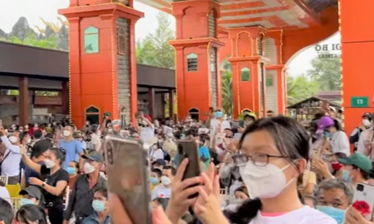 Đông người tụ tập tại buổi livestream tại khu du lịch Đại Nam.